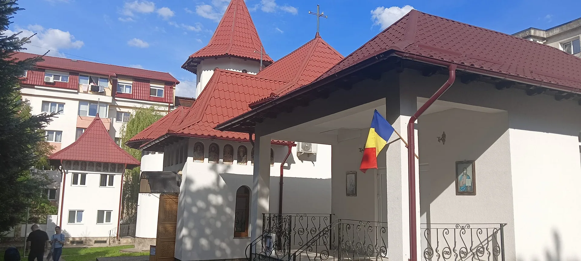 Casă cu acoperiș roșu și ferestre termopan