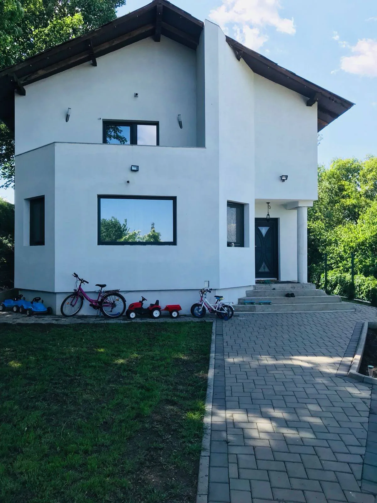 Casă albă cu ferestre termopan și ușă PVC