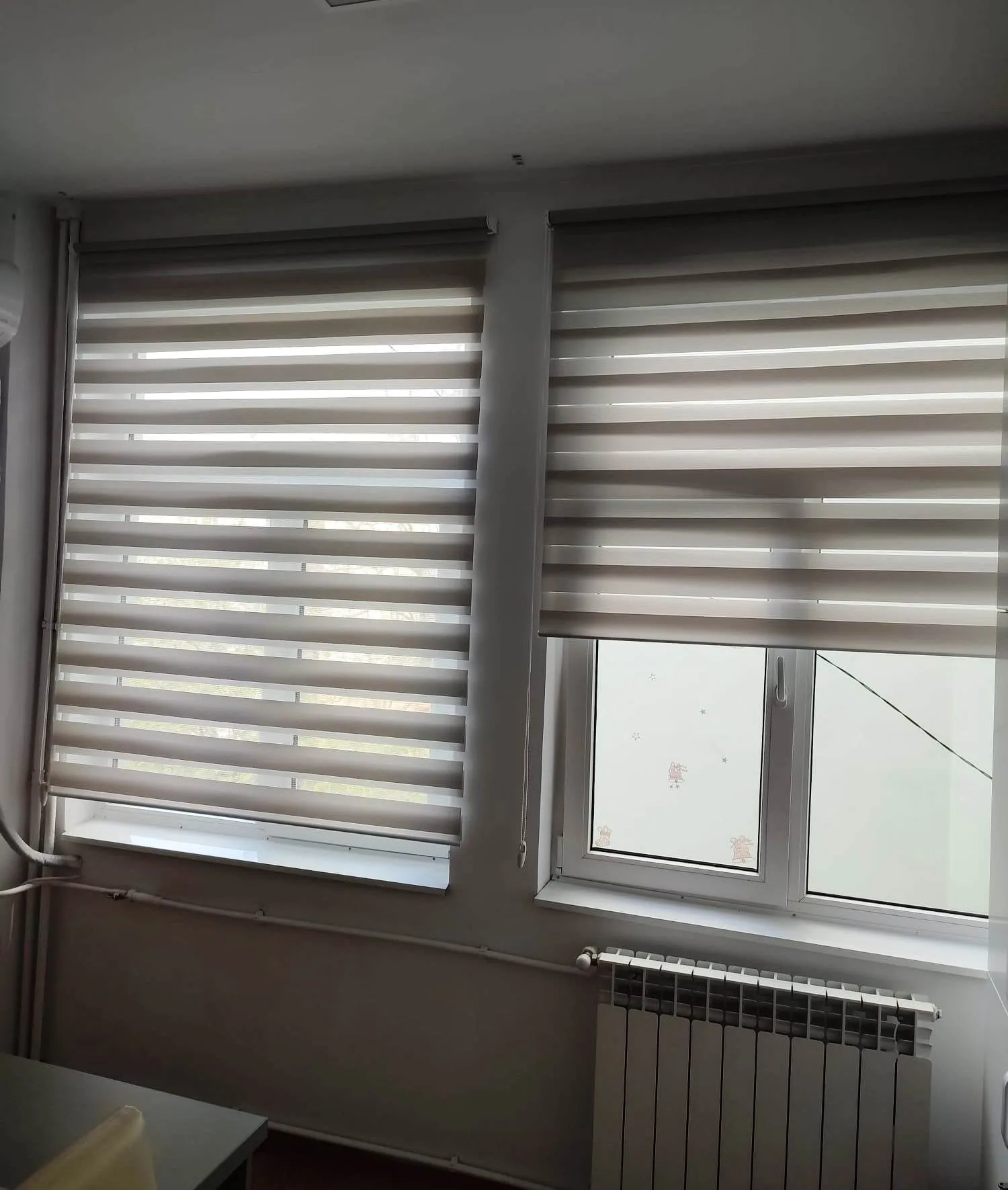 Jaluzele zi-noapte la o fereastră termopan