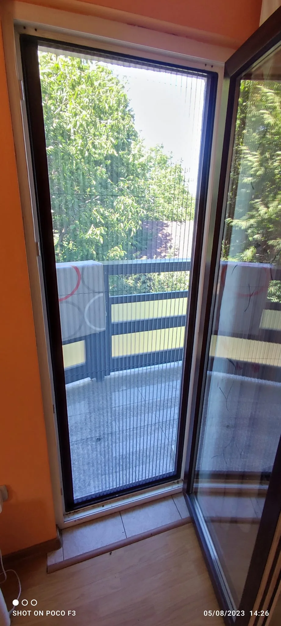 Plasă de țânțari la ușa de balcon