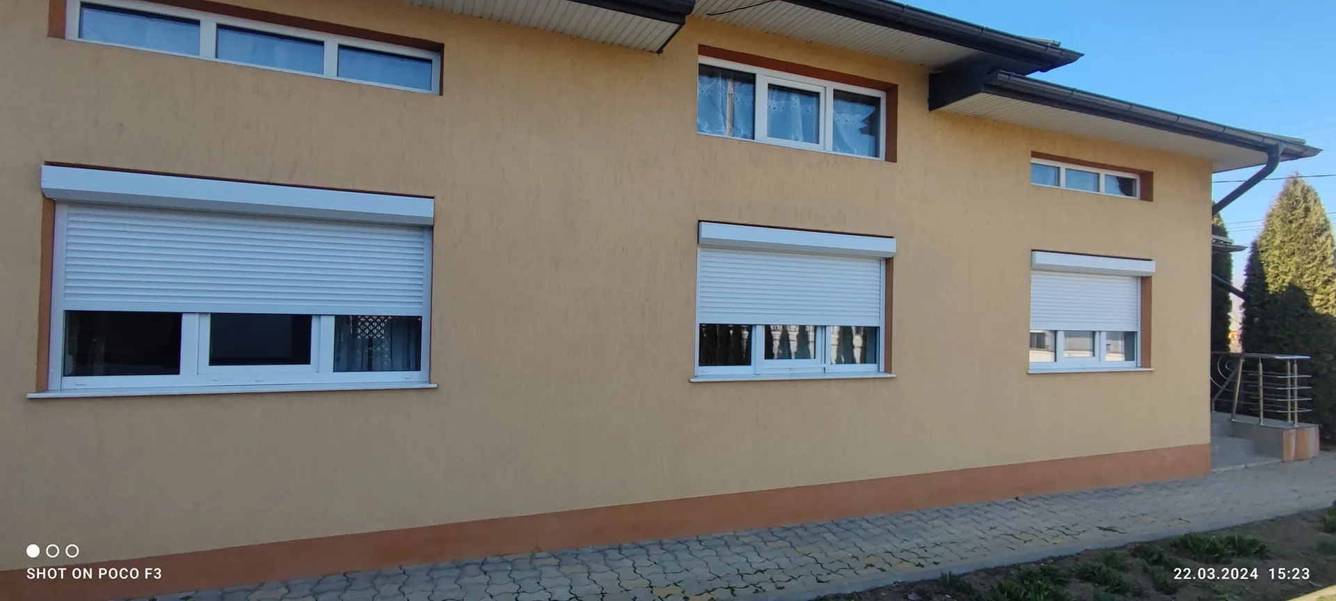 Rulouri exterioare din aluminiu pe fațada unei case