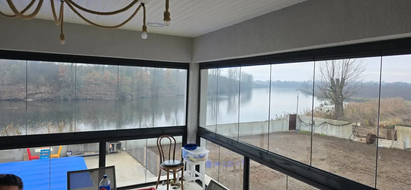 Terasă închisă cu sticlă, cu vedere spre lac