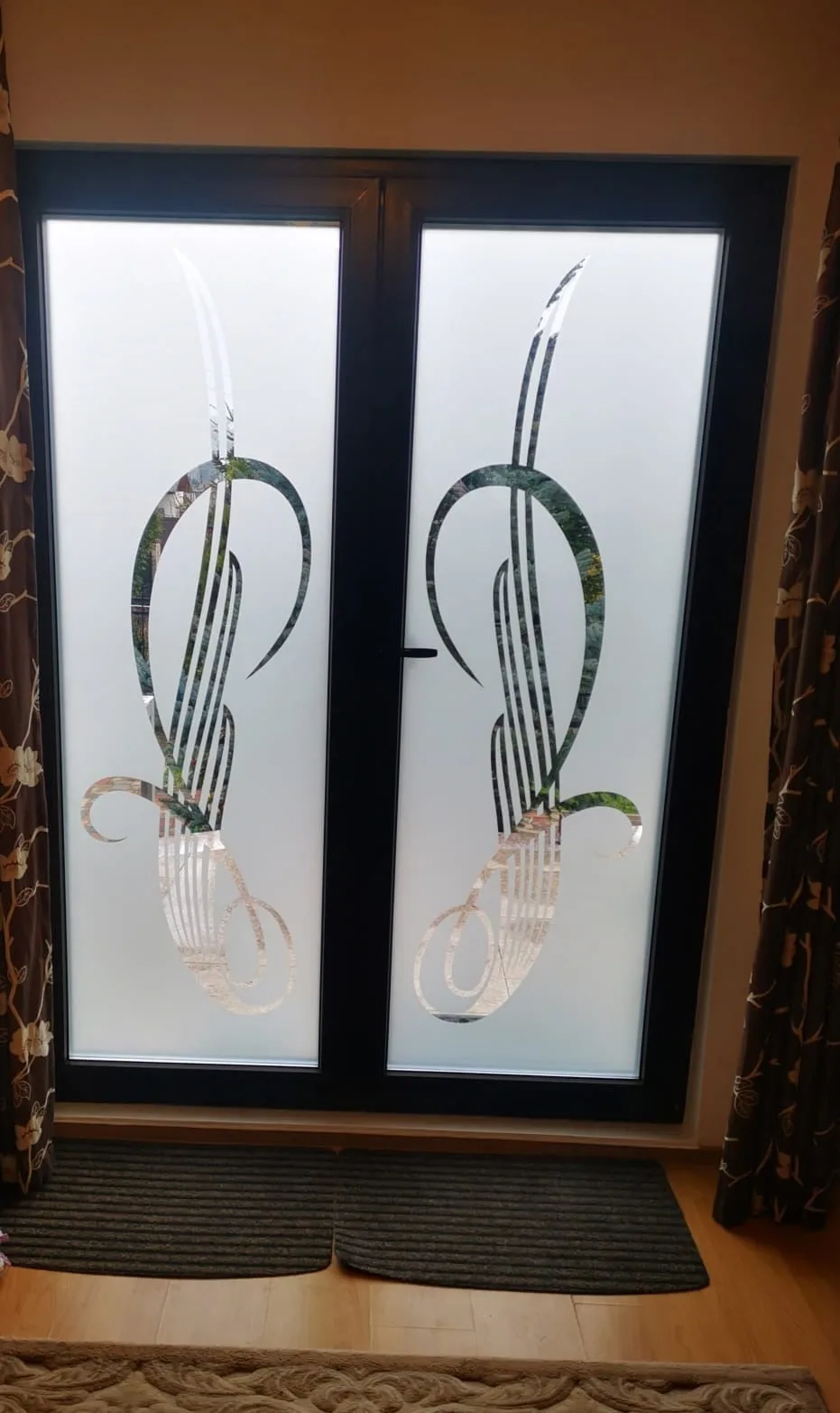 Ușă PVC dublă cu geam decorativ