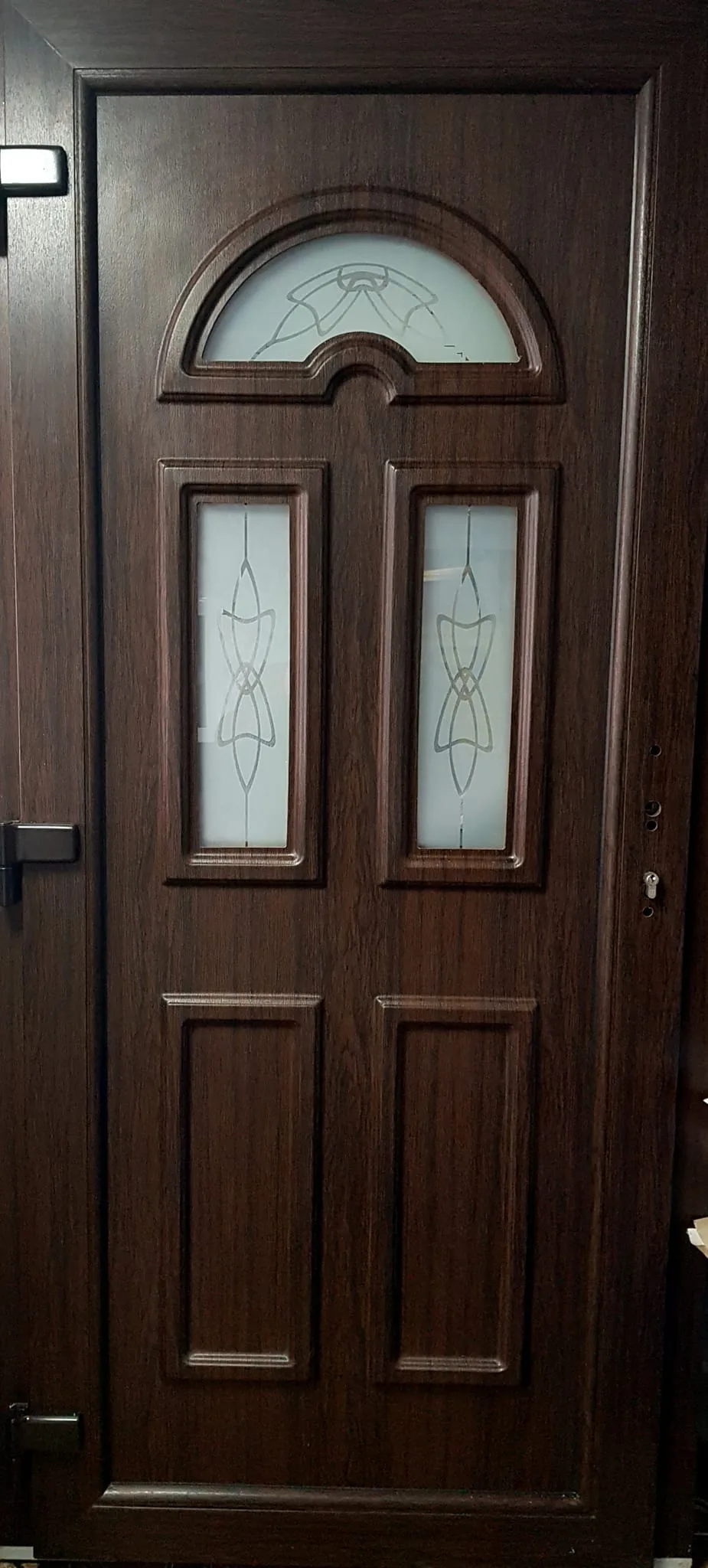 Ușă PVC imitație lemn cu geamuri decorative
