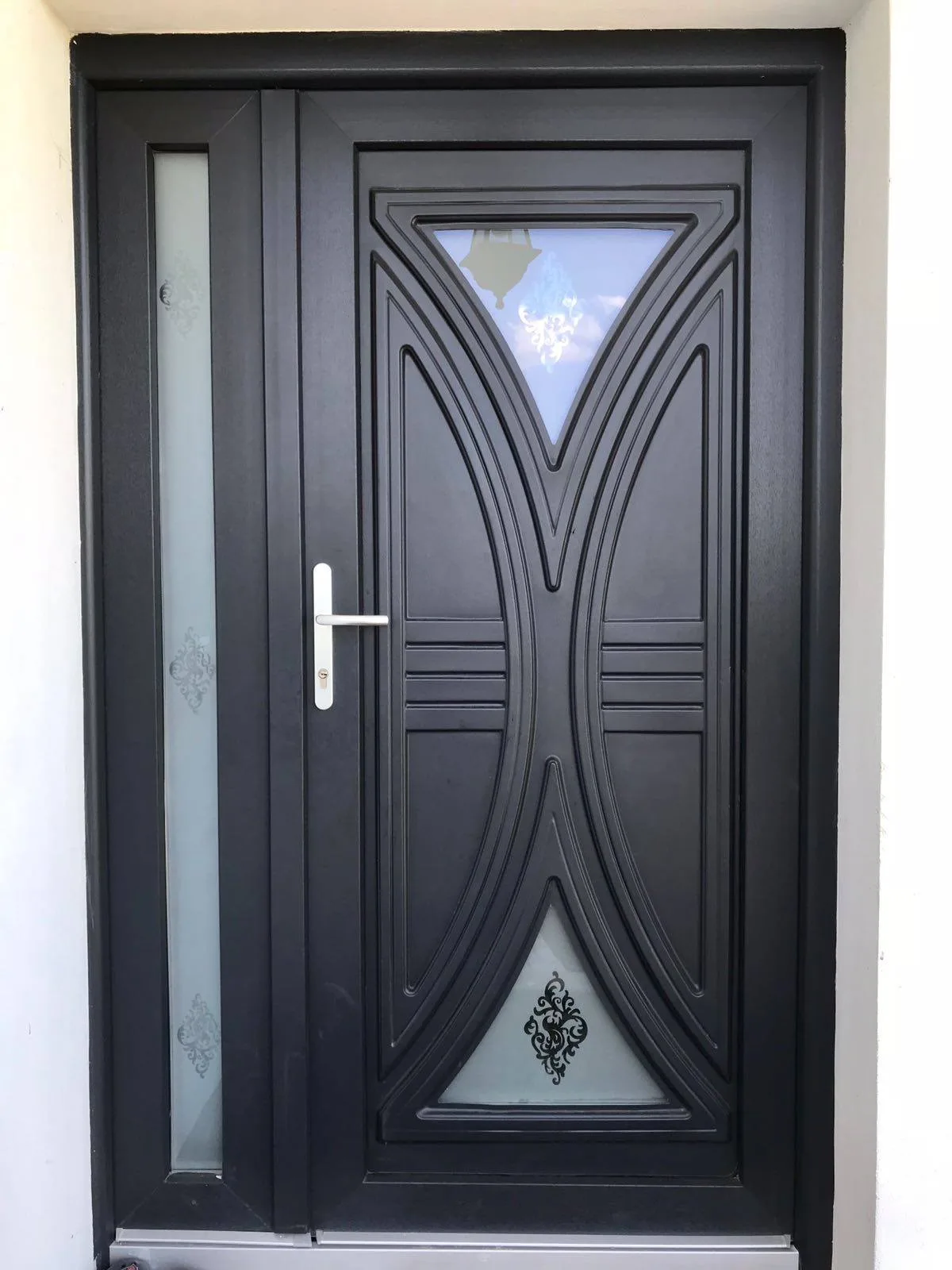Ușă PVC neagră cu panou decorativ