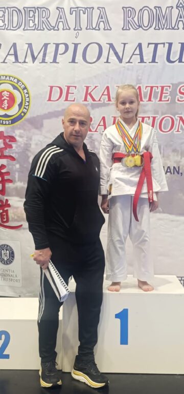 Sportiv cu medaliile câștigate la Campionatul Național