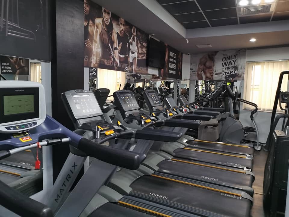 Zonă cardio cu benzi de alergat la Sport Center Suceava