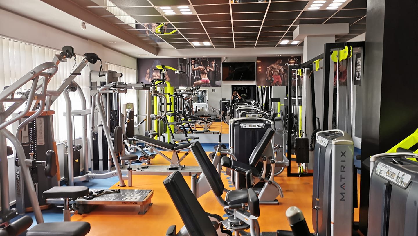 Vedere largă a sălii de forță de la Sport Center Suceava, cu aparatură profesională și pardoseală portocalie