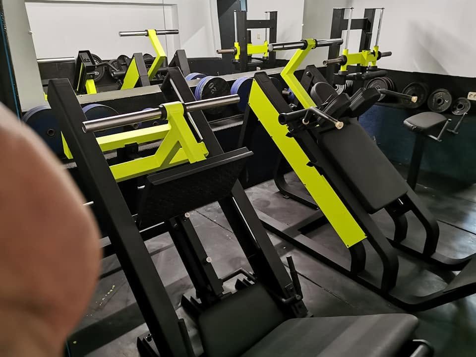 Aparatură de forță vopsită în verde neon la Sport Center Suceava, sala de pe Mărășești 48B