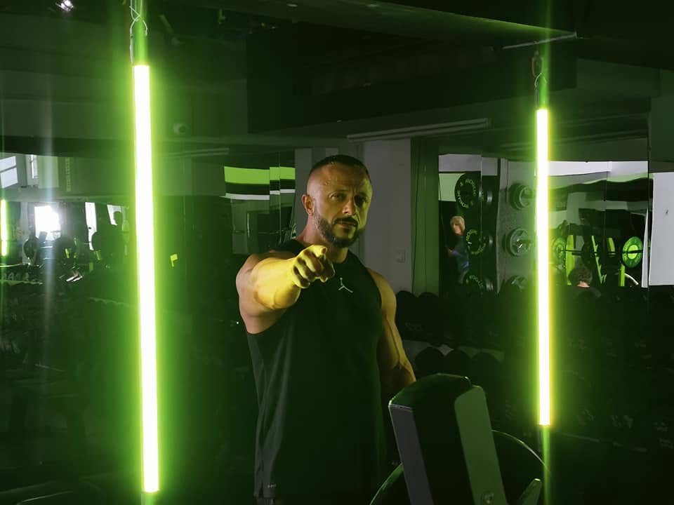 Atmosferă verde-neon — Sport Center Suceava