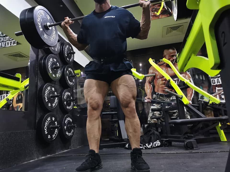 Antrenament de forță cu bara la Sport Center Suceava