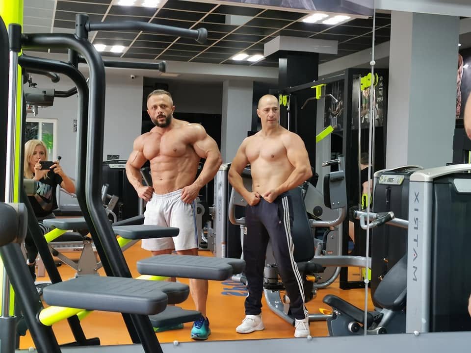 Practicanți în sala de forță Sport Center Suceava, deschisă în 2004